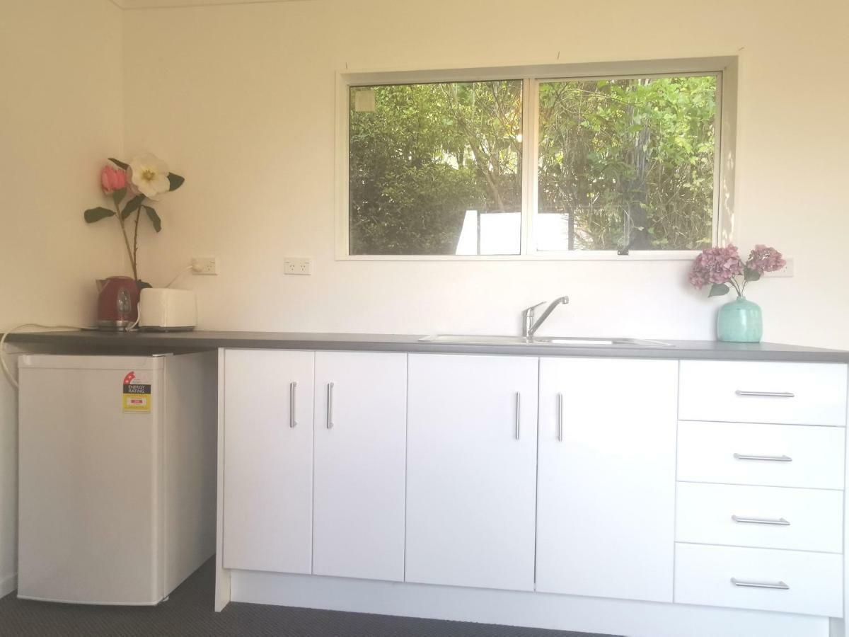 Matapouri Cabin By The Beach Hotel Esterno foto